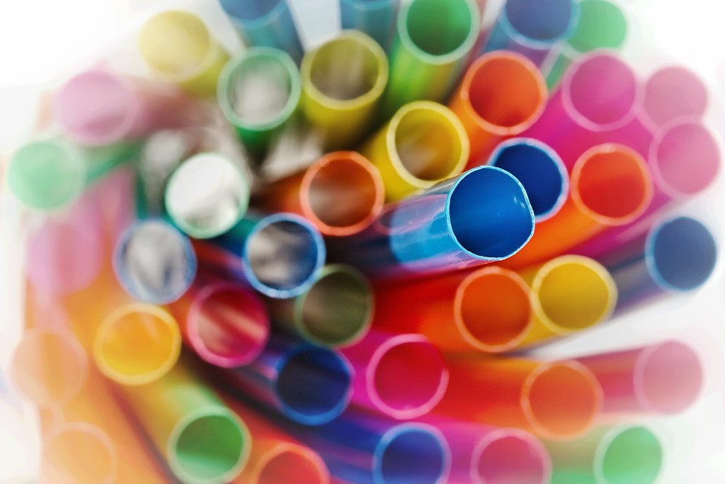 Close-up of colorful drinking straws bundled together, illustrating the straw analogy for hydrostatic pressure and suction lift